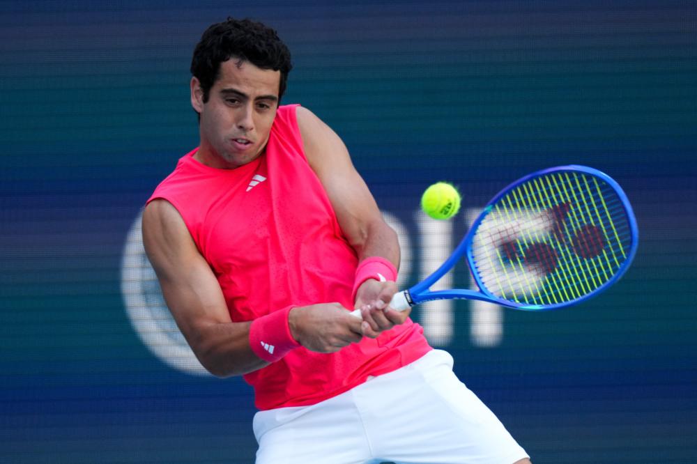 他刚在踢上港的比赛爆发，就被老东家解约离队，球迷建议来中超